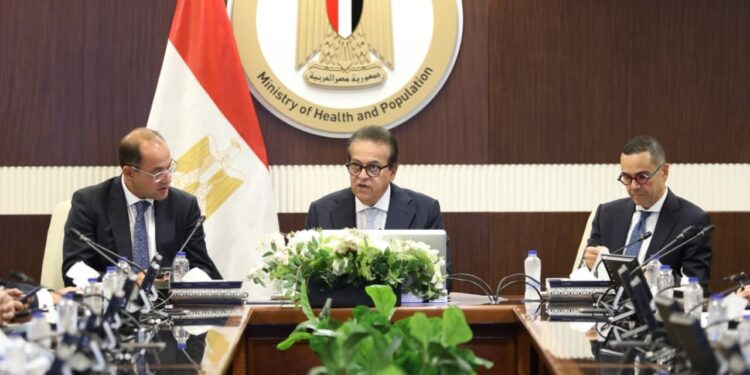 الحكومة تبحث آليات تيسير الإفراج عن سيارات ذوي الإعاقة