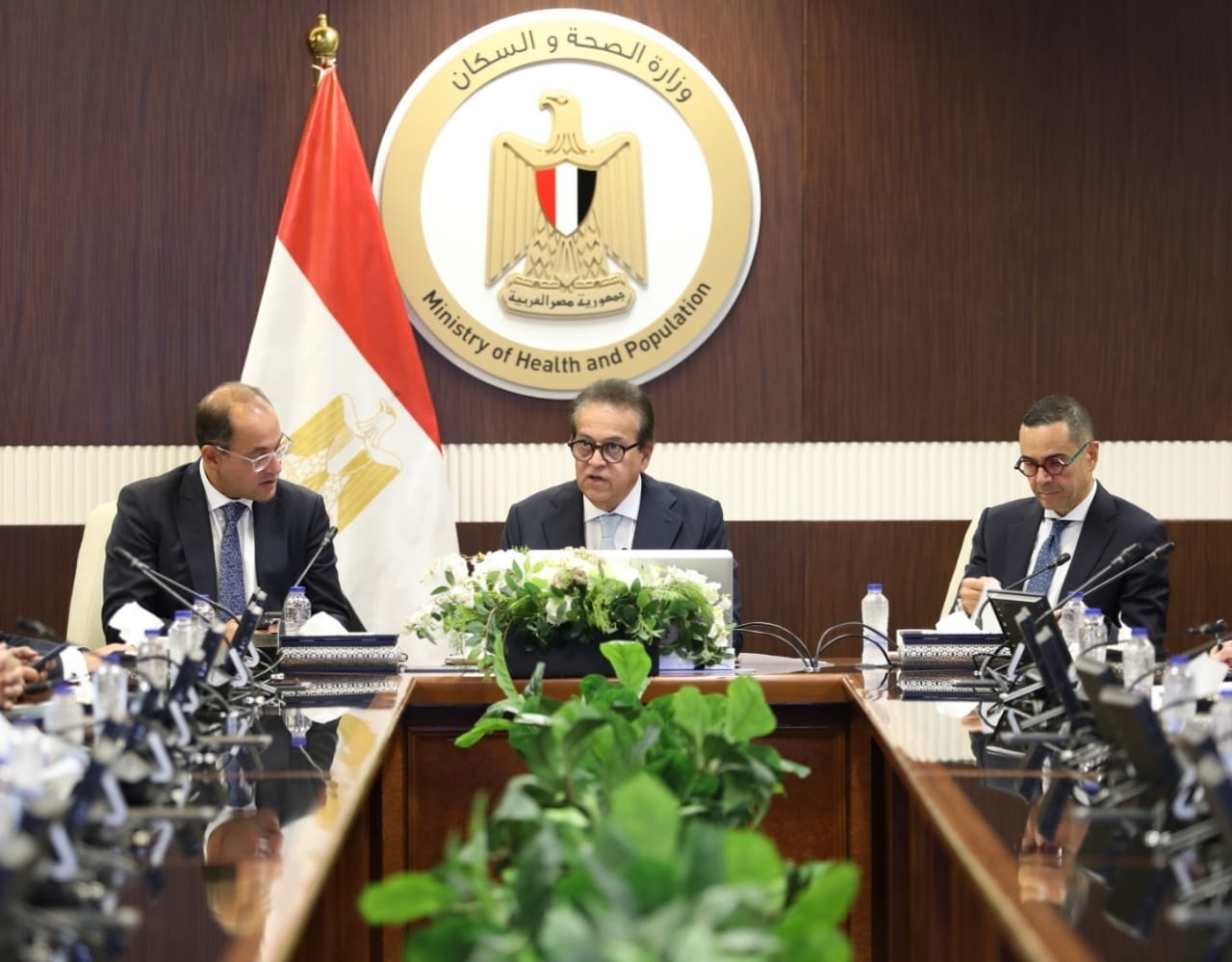 الحكومة تبحث آليات تيسير الإفراج عن سيارات ذوي الإعاقة