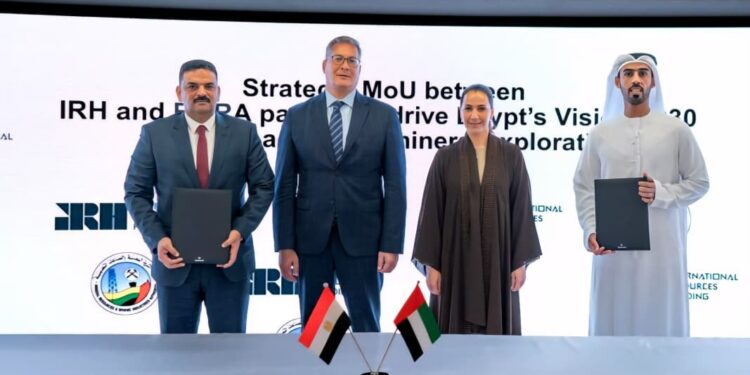 توقيع مذكرتي تفاهم بين "البترول" وIRH الإماراتية في مجالي التمويل والتعدين