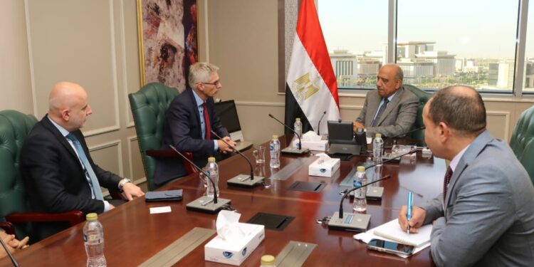 "الكهرباء" تبحث مع "ABB" التعاون في مجالات رفع كفاءة الطاقة