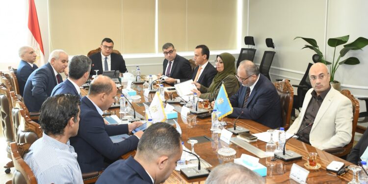 وزير الإسكان يتابع معدلات تسويق الفرص الاستثمارية بالمدن الجديدة