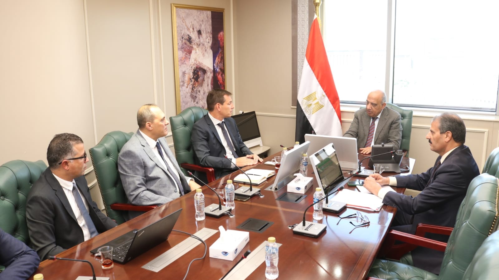 وزير الكهرباء يبحث مع “شنايدر إليكتريك” مستجدات مبادرة تحسين كفاءة الطاقة فى المصانع