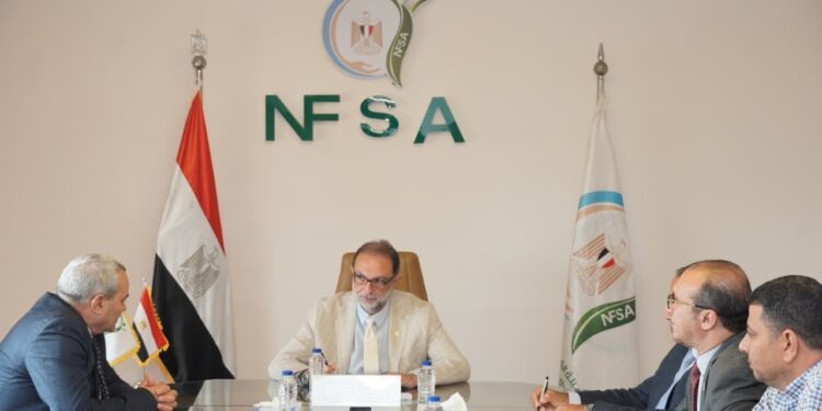 الحكومة تبحث تطبيق معايير سلامة الغذاء في الموانئ البرية والجافة