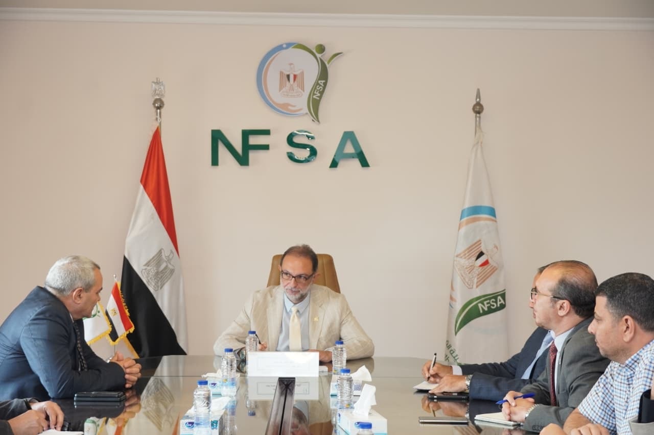 الحكومة تبحث تطبيق معايير سلامة الغذاء في الموانئ البرية والجافة