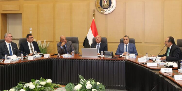 "الأعلى للطاقة" يناقش الإسراع في توفير "الطاقة" ورفع القدرة لمشروعات الصناعة