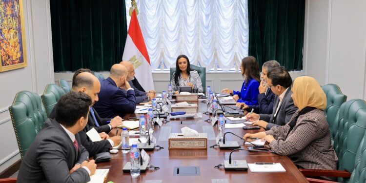 الحكومة تبحث مع البنك الدولي تعزيز التعاون في مجالات الحماية الاجتماعية