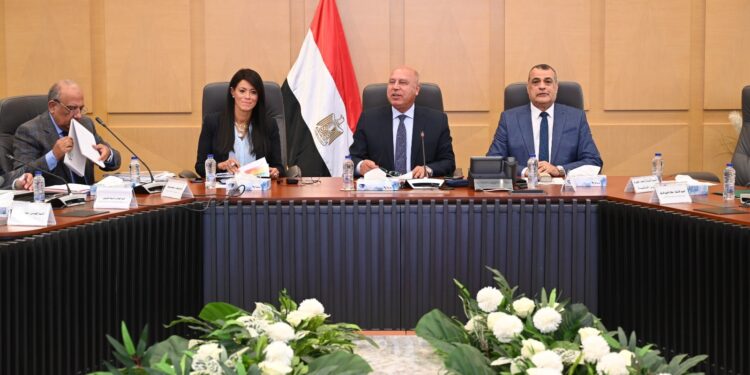 الحكومة ترصد 28 فرصة في القطاع الصناعي لجذب استثمارات جديدة