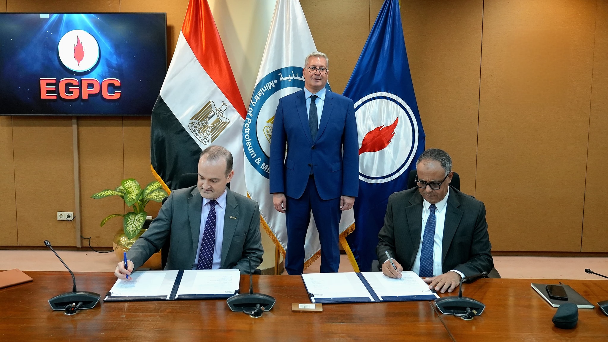 البترول توقع 3 اتفاقيات للبحث عن البترول والغاز باستثمارات 121 مليون دولار