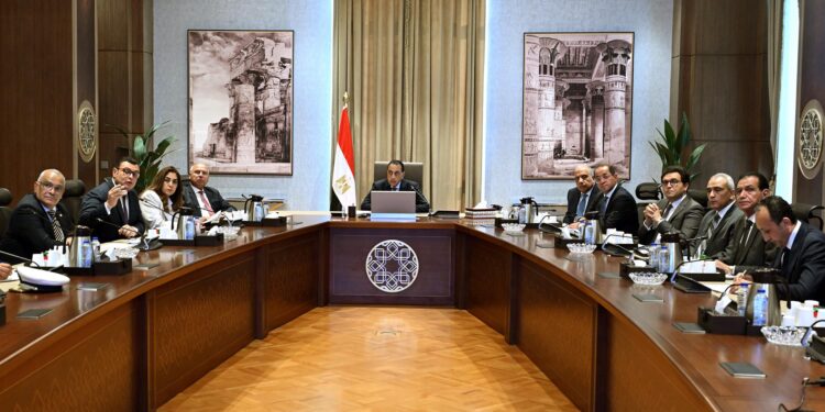 رئيس الوزراء يتابع تنفيذ الاشتراطات والضوابط والمعايير الخاصة بالإعلانات على الطرق