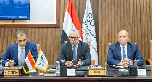 "اقتصادية قناة السويس" تبحث مع "EBRD" التعاون المشترك