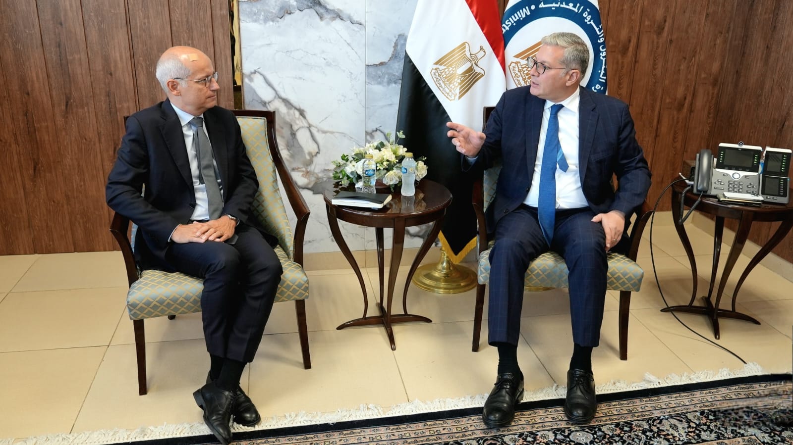 "البترول" تبحث مع "توتال إنرجيز" التعاون في تنمية موارد الغاز