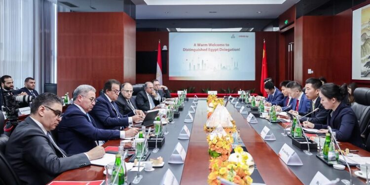 "عبد الغفار" يوجه بالإسراع في خطوات التصنيع المحلي للأجهزة الطبية