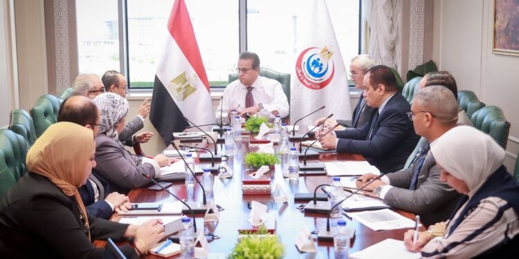 عقد الدكتور خالد عبدالغفار، نائب رئيس مجلس الوزراء للتنمية البشرية ووزير الصحة والسكان، اجتماعًا اليوم الأربعاء، لمتابعة آليات تسوية المديونيات المستحقة ضمن منظومة الشراء الموحد، وذلك بحضور الدكتور هشام ستيت، رئيس الهيئة المصرية للشراء الموحد والإمداد والتموين الطبي وإدارة التكنولوجيا الطبية، وعدد من قيادات الوزارة.