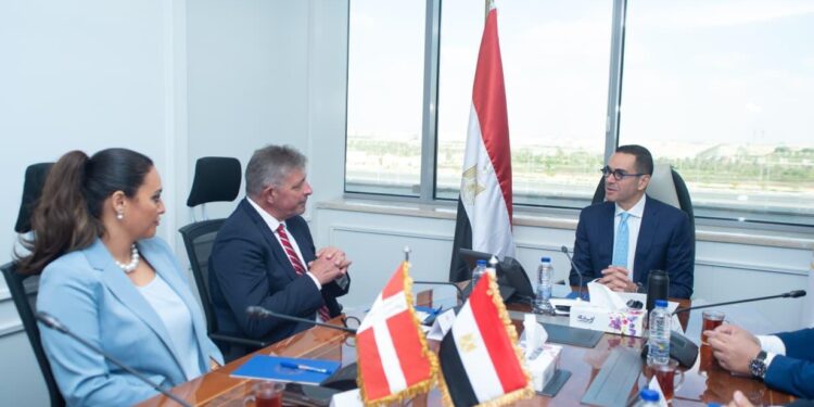 وزير الاستثمار يبحث مع سفير الدنمارك سبل تعزيز العلاقات الاقتصادية