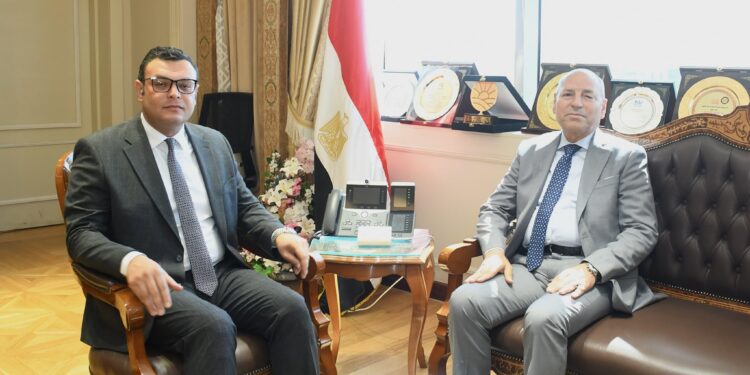 "الإسكان" تبحث الإجراءات المقترحة للتعامل مع العقارات الآيلة للسقوط بـ"القاهرة"