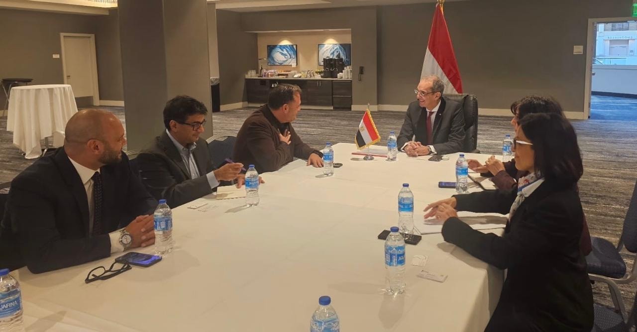 وزير الاتصالات يناقش مع مسئولى شركات أمريكية زيادة استثماراتها فى مصر