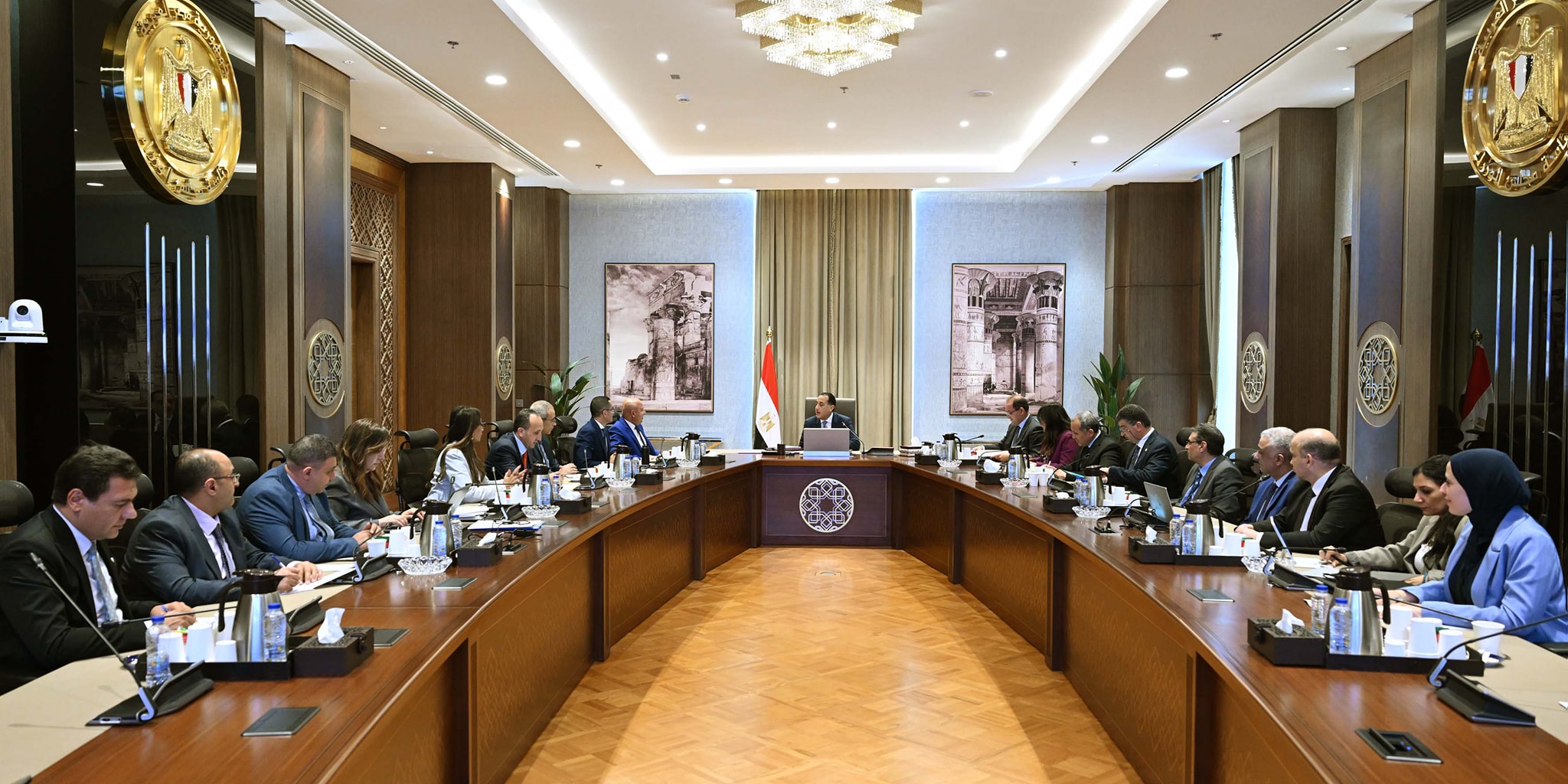 مدبولى يتابع الموقف التنفيذى لمشروعات القطار الكهربائى السريع والمونوريل