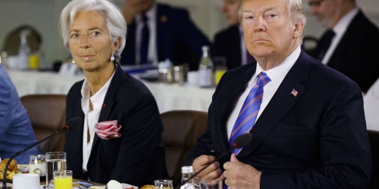 كريستين لاجارد، رئيسة البنك المركزي الأوروبي، والرئيس الأمريكي دونالد ترامب