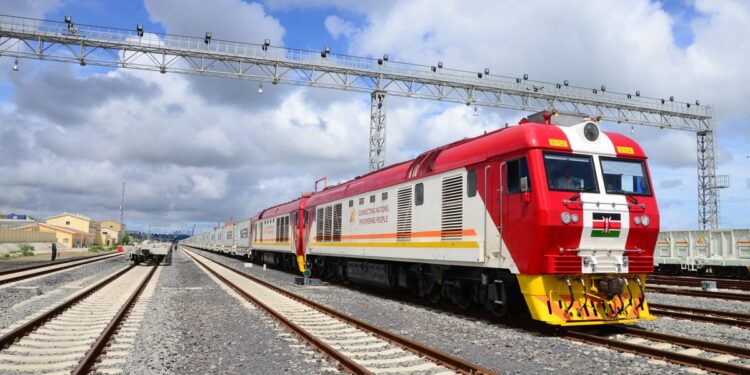 قطار سكة حديد في كينيا