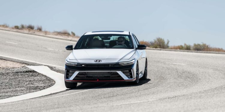 “هيونداي إلنترا”