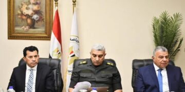 وزير الشباب يبحث الفرص الاستثمارية وتطوير الأداء المالي لاستاد القاهرة