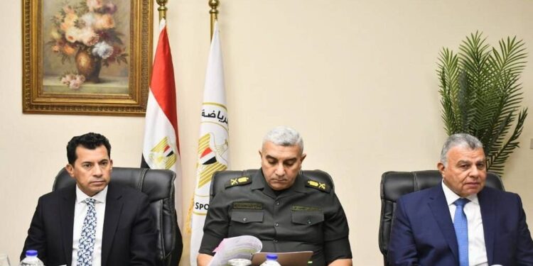 وزير الشباب يبحث الفرص الاستثمارية وتطوير الأداء المالي لاستاد القاهرة