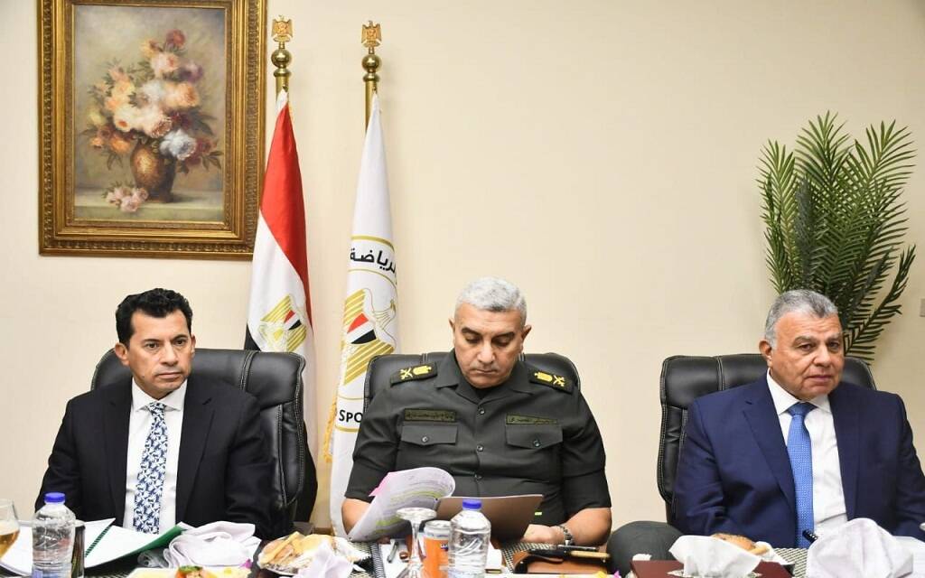 وزير الشباب يبحث الفرص الاستثمارية وتطوير الأداء المالي لاستاد القاهرة