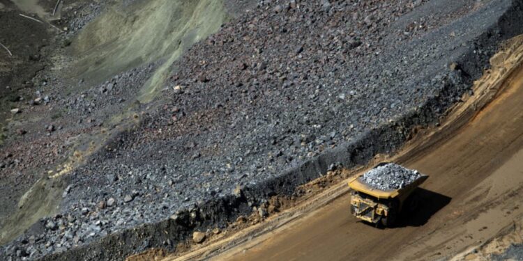 بوتسوانا تحث مواطنيها على الاستثمار في قطاع التعدين