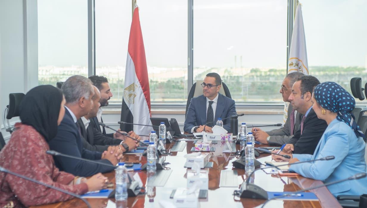 وزير الاستثمار يبحث مع “LDV” تعزيز التعاون بمجالات التعليم والتنمية المستدامة