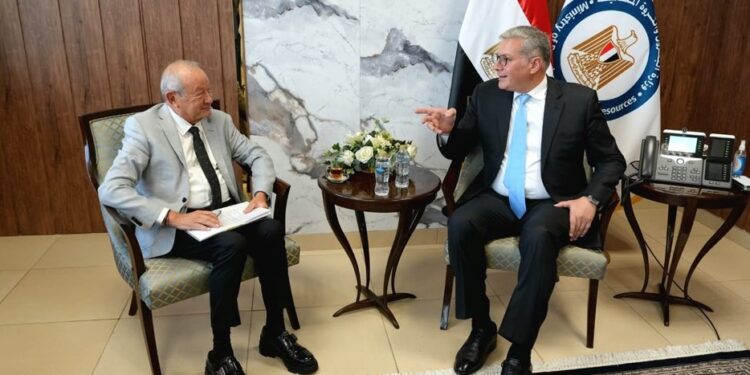 وزير البترول يبحث مع نجيب ساويرس تعزيز الاستثمارات في قطاع التعدين و التنقيب عن الذهب