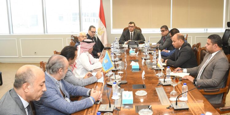 وزير الإسكان يبحث مع "المنظمة العربية للسياحة" تعزيز التعاون في مجال الاستثمار السياحي