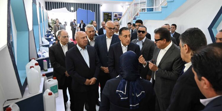 رئيس الوزراء يتفقد 4 مصانع مطورة تابعة لـ"النصر للكيماويات الدوائية"