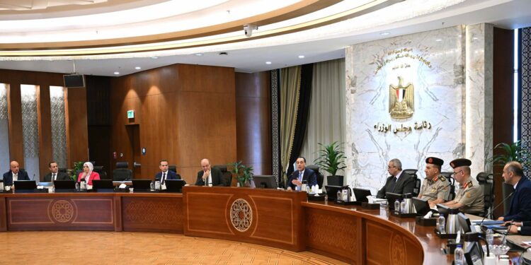 رئيس الوزراء يتابع مشروعات تطوير البنية التحتية وأنظمة التأمين بالمطارات