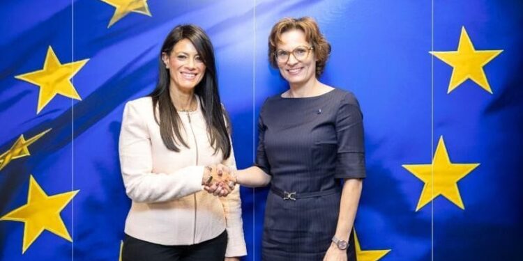 «المشاط» تبحث مع المفوض الأوروبي للبيئة والمياه جهود تنفيذ آلية تعديل حدود الكربون