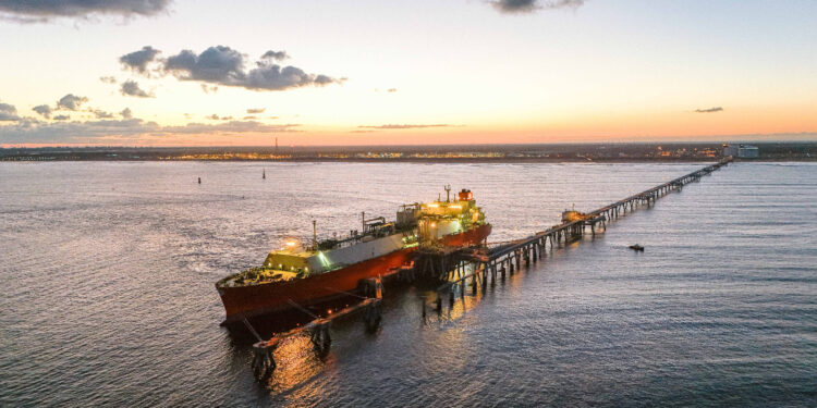 البترول: تصدير شحنة غاز جديدة إلى إيطاليا من مجمع ادكو للغاز المسال