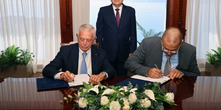 "مصر لبناء القاطرات" توقع عقد لبيع قاطرتين لمجموعة NERI الإيطالية 