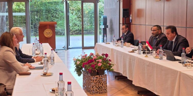 الصحة تبحث مع «سيمنز هيلثينيرز» التعاون في تطوير البنية التحتية والتحول الرقمي