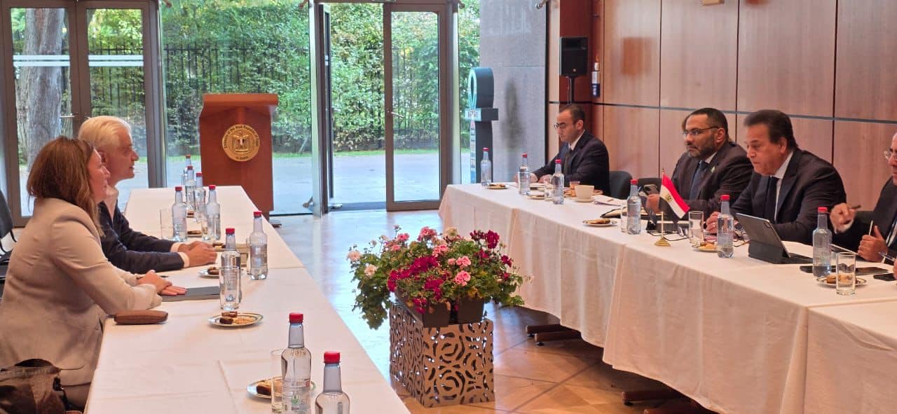 الصحة تبحث مع «سيمنز هيلثينيرز» التعاون في تطوير البنية التحتية والتحول الرقمي