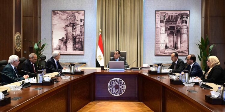 رئيس الوزراء يستعرض جهود تحسين الخدمات الإلكترونية المقدمة للمستثمرين