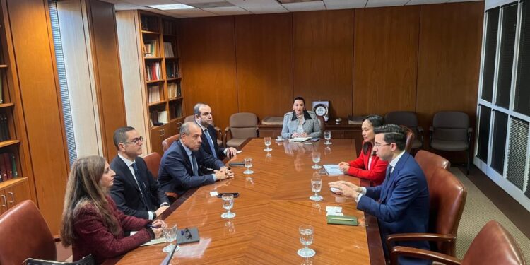 تعاون بين مصر و"بوينج" لتطوير منظومة النقل الجوي الفترة المقبلة