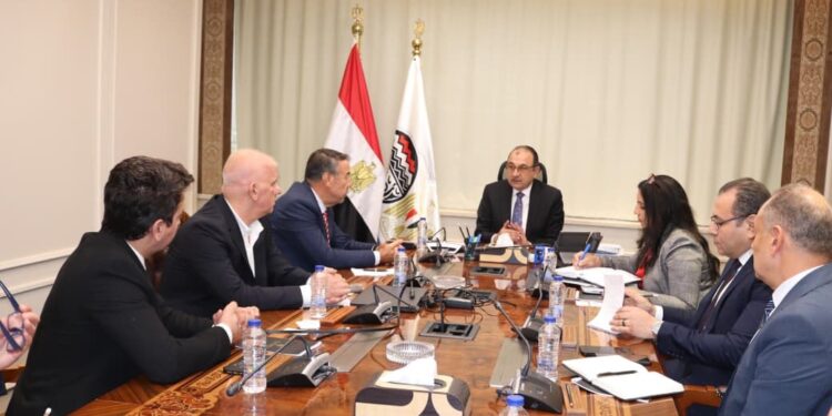 وزير قطاع الأعمال: هدفنا تحويل مصر إلى مركز إقليمي لصناعة الغزل والنسيج