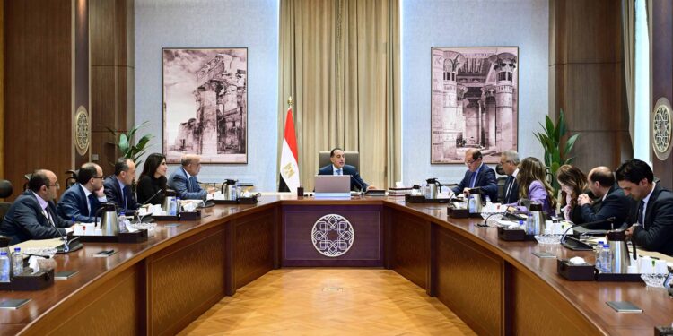 رئيس الوزراء يتابع الموقف التنفيذي للطاقات المتجددة وتدعيم الشبكة القومية للكهرباء