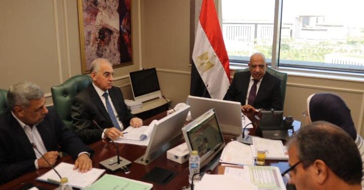 "الكهرباء" تبحث مع "الخدمة الوطنية" مشروعات التغذية في توشكى وشرق العوينات والروبيكي