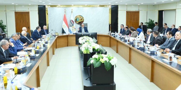 «القابضة الكيماوية» ترفع إيراداتها إلى 19 مليار جنيه خلال 2024-2025