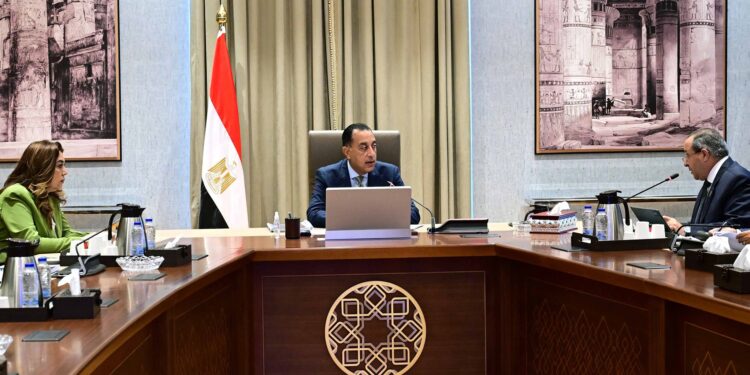 رئيس الوزراء يتابع الموقف التنفيذي للمشروعات الاستثمارية في "بورسعيد"