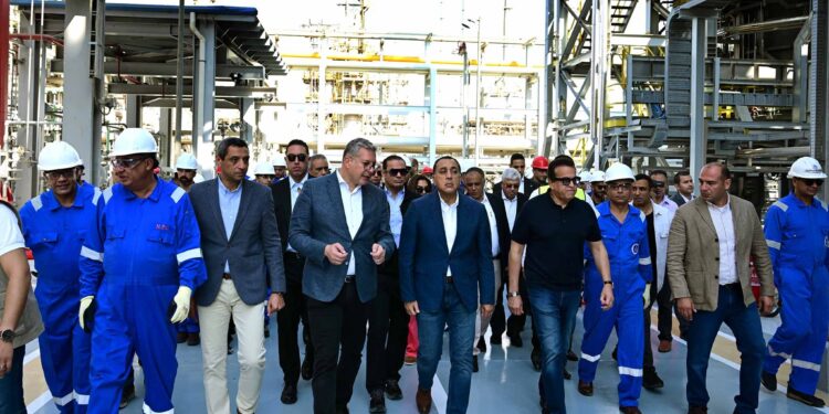 رئيس الوزراء يفتتح مشروع استرجاع الغازات في "النصر للبترول"