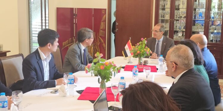 وزير الاتصالات يبحث مع شركات عالمية الاستثمار في تصنيع الإلكترونيات وأشباه الموصلات