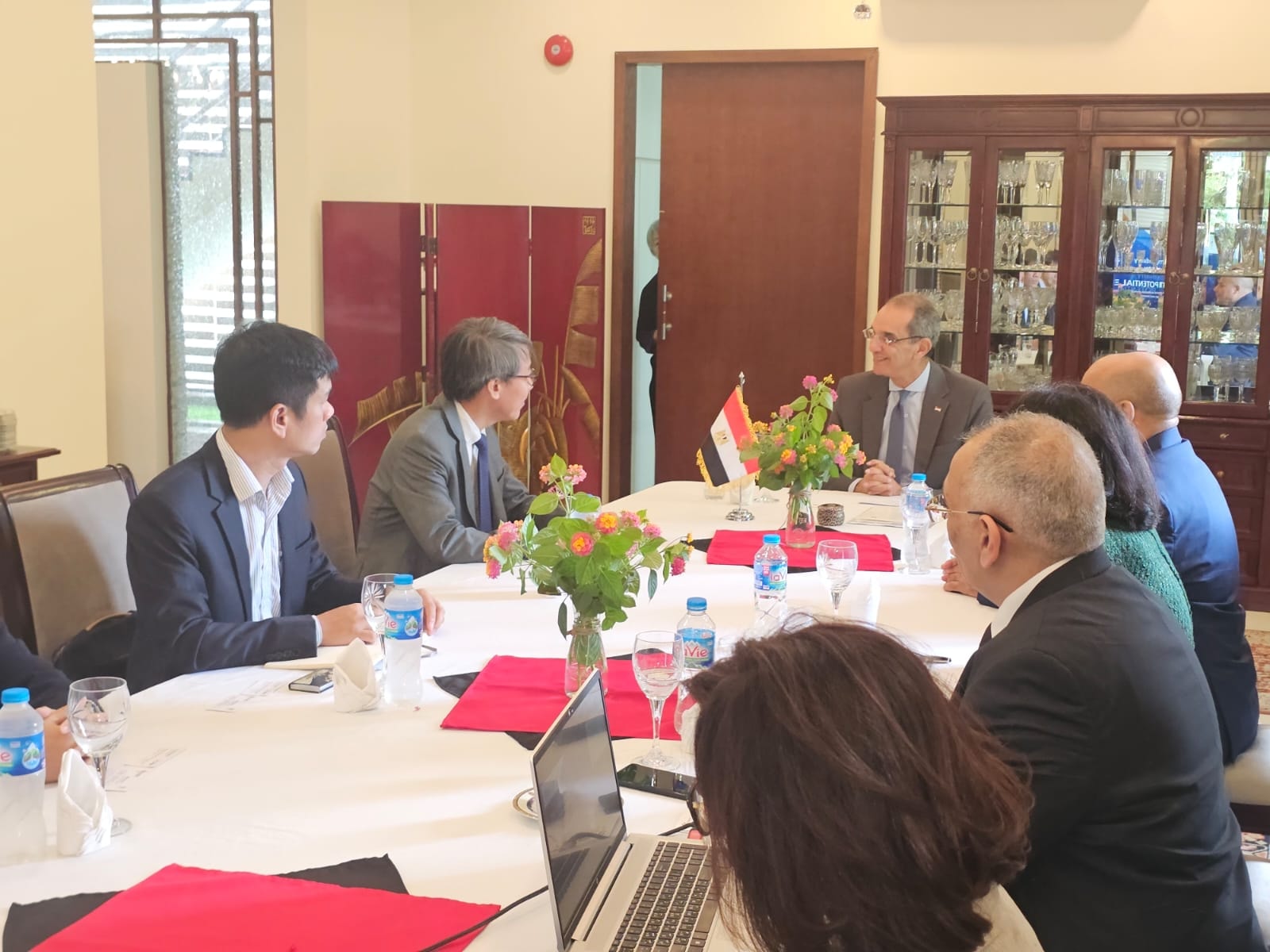 وزير الاتصالات يبحث مع شركات عالمية الاستثمار في تصنيع الإلكترونيات وأشباه الموصلات