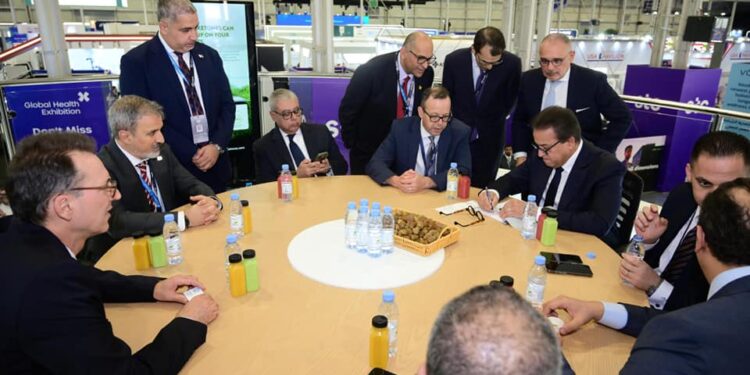 "عبد الغفار" يبحث مع «أبوت» تعزيز التعاون في الرعاية الصحية وتطوير التشخيص الطبي