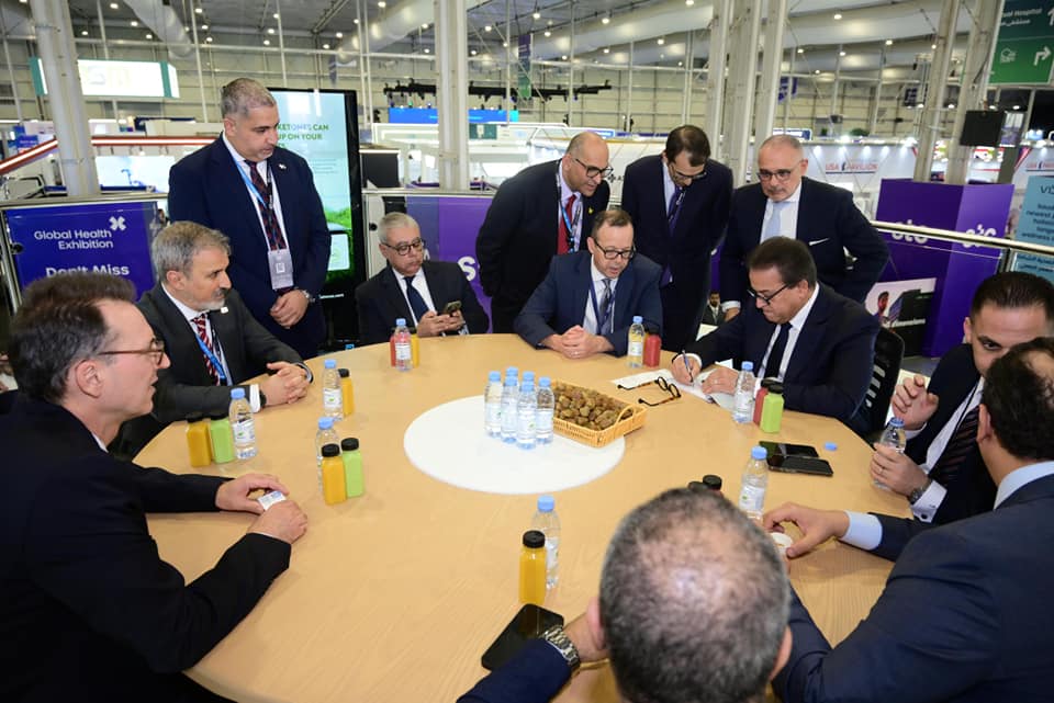 "عبد الغفار" يبحث مع «أبوت» تعزيز التعاون في الرعاية الصحية وتطوير التشخيص الطبي